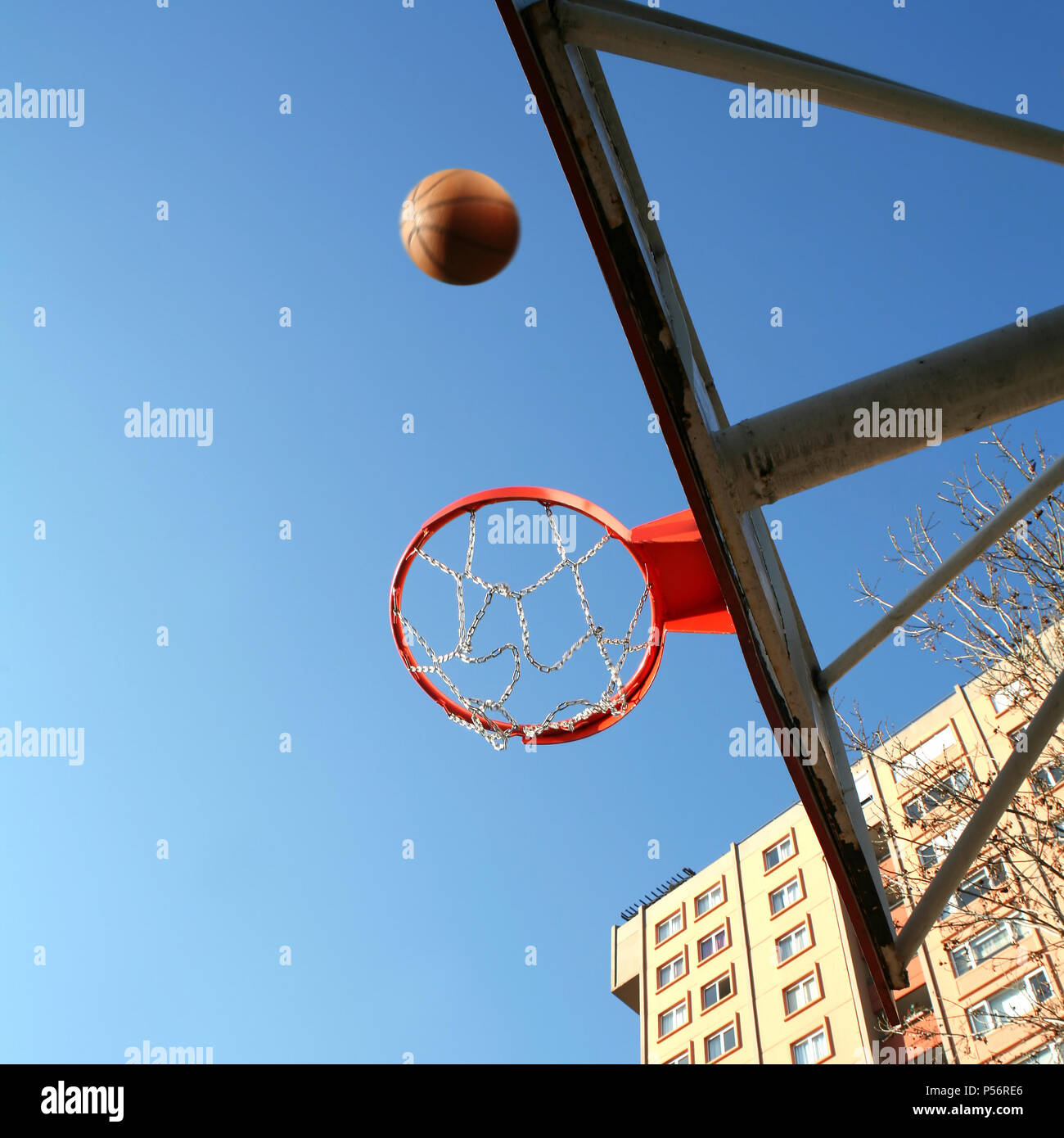 Ein Bild von Basketball Topf, Kugel und Gebäuden Stockfoto