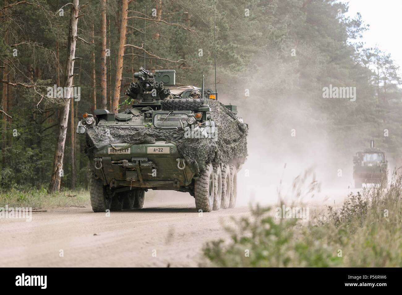 Ein Stryker Infantry Carrier Fahrzeug fährt Rukla, Litauen die Vorbereitungen für die bevorstehende nassen Spalt Kreuzung zu beginnen, Juni 12, 2018, 12. Juni 2018. Die Regimental Ingenieur Squadron, 2d-Cavalry Regiment erleichtert einem nassen Spalt Kreuzung mit 130 English Engineer Battalion. () Stockfoto