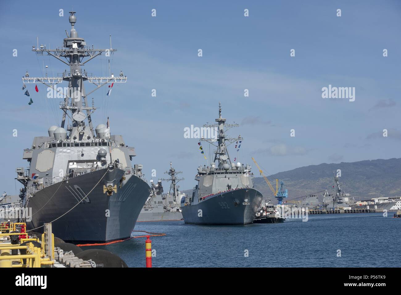 180608-N-QE 566-0001 Pearl Harbor - - (Juni 8, 2018) die Marine der Republik Korea Zerstörer Yi Yulgok ich (DDG992) am Joint Base Pearl Harbor-Hickam 8. Juni in der Vorbereitung für die Teilnahme an den Rand des Pazifik () Übung RIMPAC 2018, 8. Juni 2018 eingeht. 26 Nationen, 47 Schiffe, 5 U-Boote, über 200 Flugzeuge, und 25 000 Personen beteiligen sich an Rimpac vom 27. Juni bis 2. August in und um die hawaiischen Inseln und Südkalifornien. Die weltweit größte internationale maritime Übung RIMPAC bietet eine einzigartige Ausbildung während der Förderung und Erhaltung der Coo Stockfoto