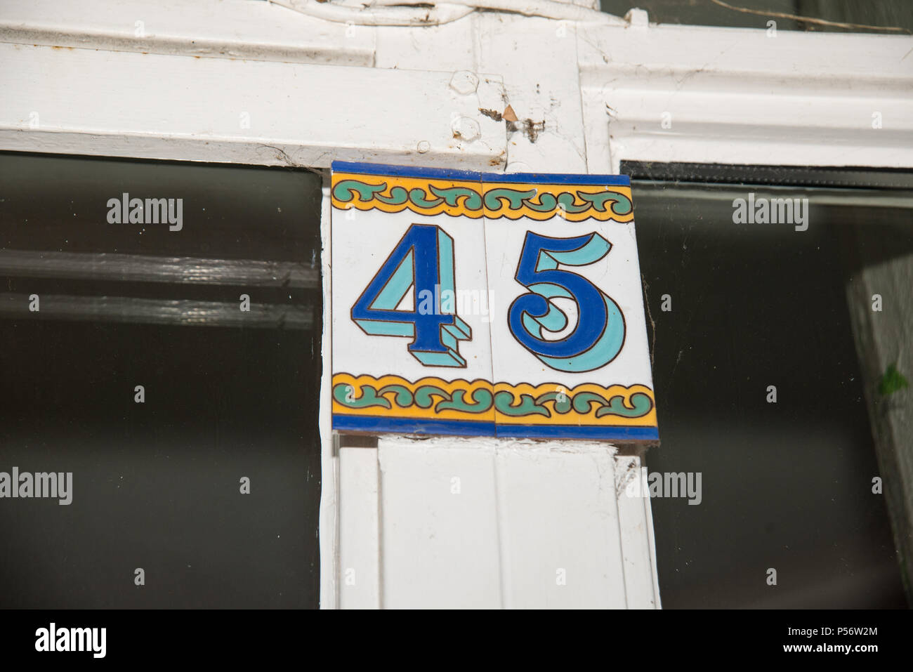 Haus im mediterranen Stil Nummer 45 mit Zahlen in blau Stockfoto