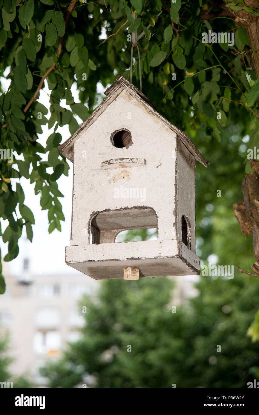 White Bird House in einem Garten, hängen in einem Baum Stockfoto