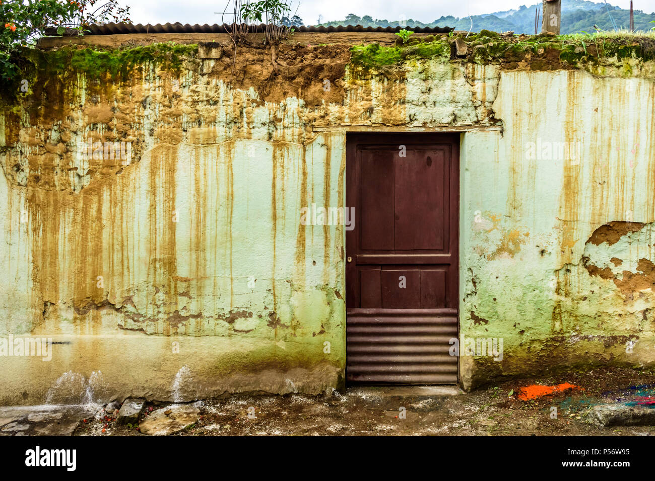 Rustikal, verwitterte Haus außen in einem Dorf in der Nähe der UNESCO-Weltkulturerbe von Antigua, Guatemala, Mittelamerika Stockfoto