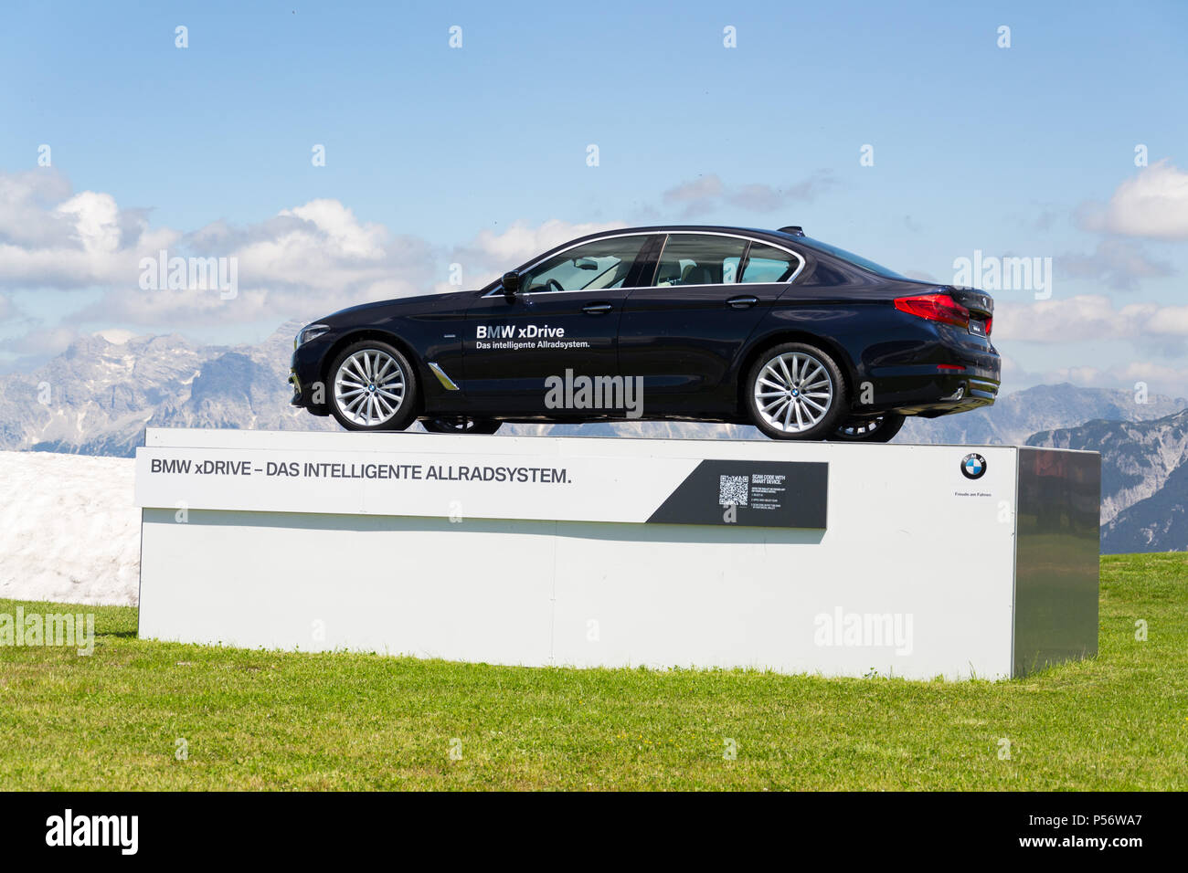 SAALBACH - Hinterglemm, Österreich - 20. JUNI 2018: BMW 530d xDrive Limousine auf Wildenkarkogel Mountain am 20. Juni 2018 in Saalbach-Hinter Stockfoto