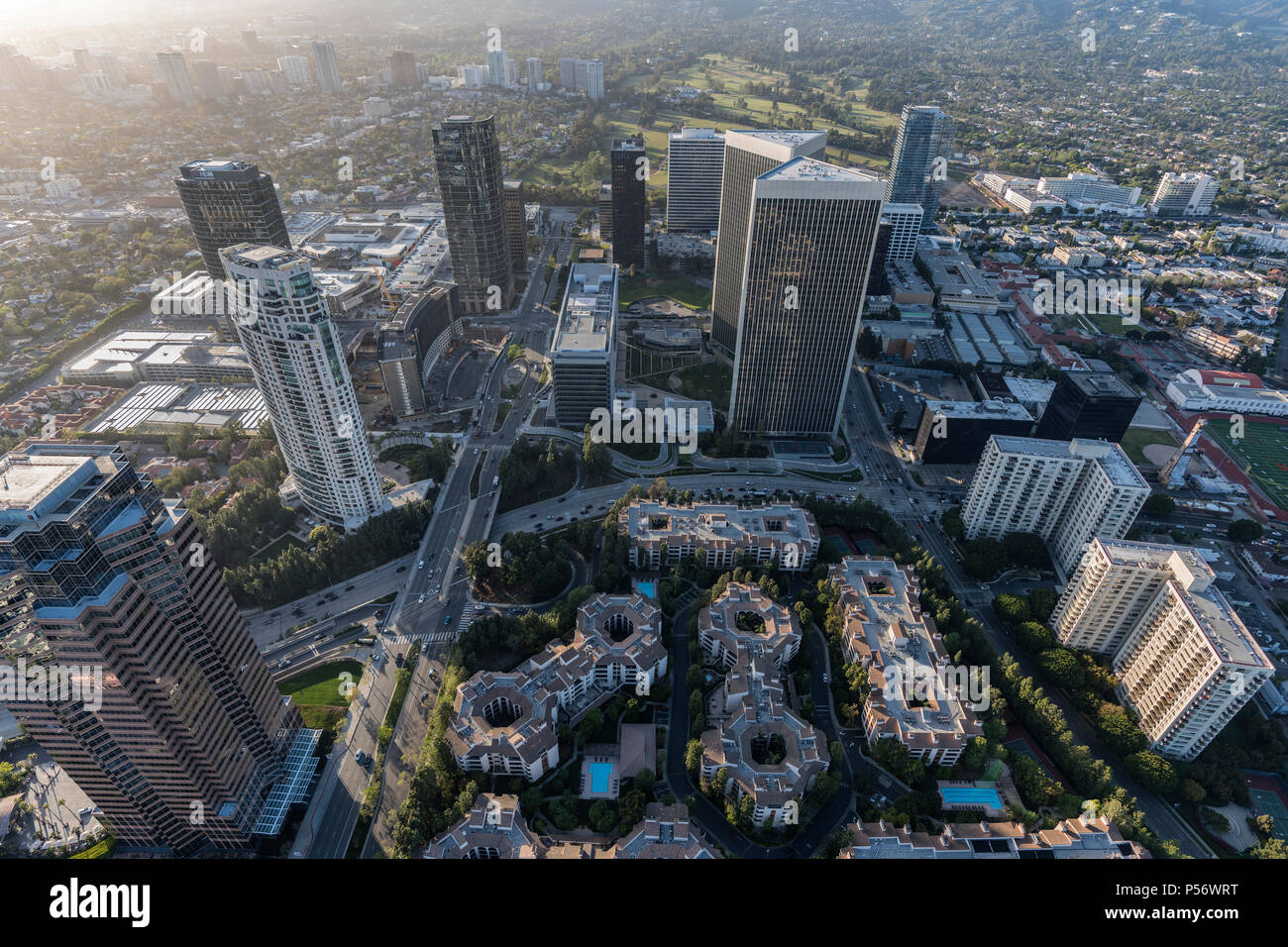 Los Angeles, Kalifornien, USA - 18. April 2018: Luftaufnahme von Century City Office Towers, Eigentumswohnung und Mehrfamilienhäusern. Stockfoto