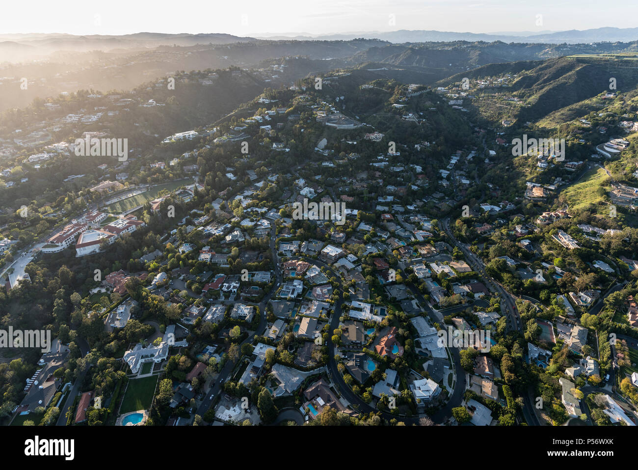 Luftaufnahme von Holmby Hills und Benedict Canyon Bereiche in Beverly Hills, Los Angeles, Kalifornien. Stockfoto