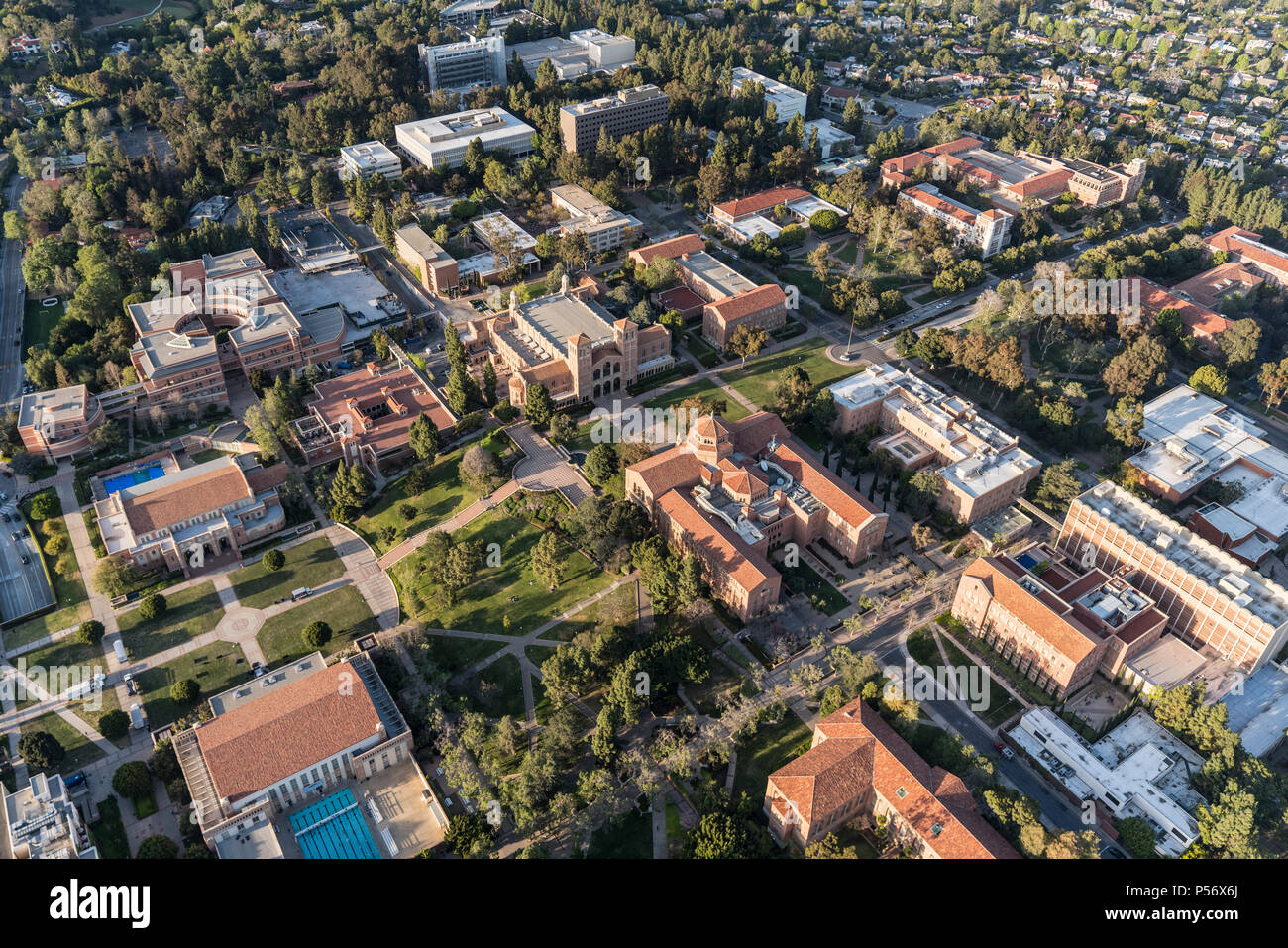 Los Angeles, Kalifornien, USA - 18. April 2018: Luftaufnahme von Gebäuden auf dem UCLA Campus in der Nähe von Westwood. Stockfoto