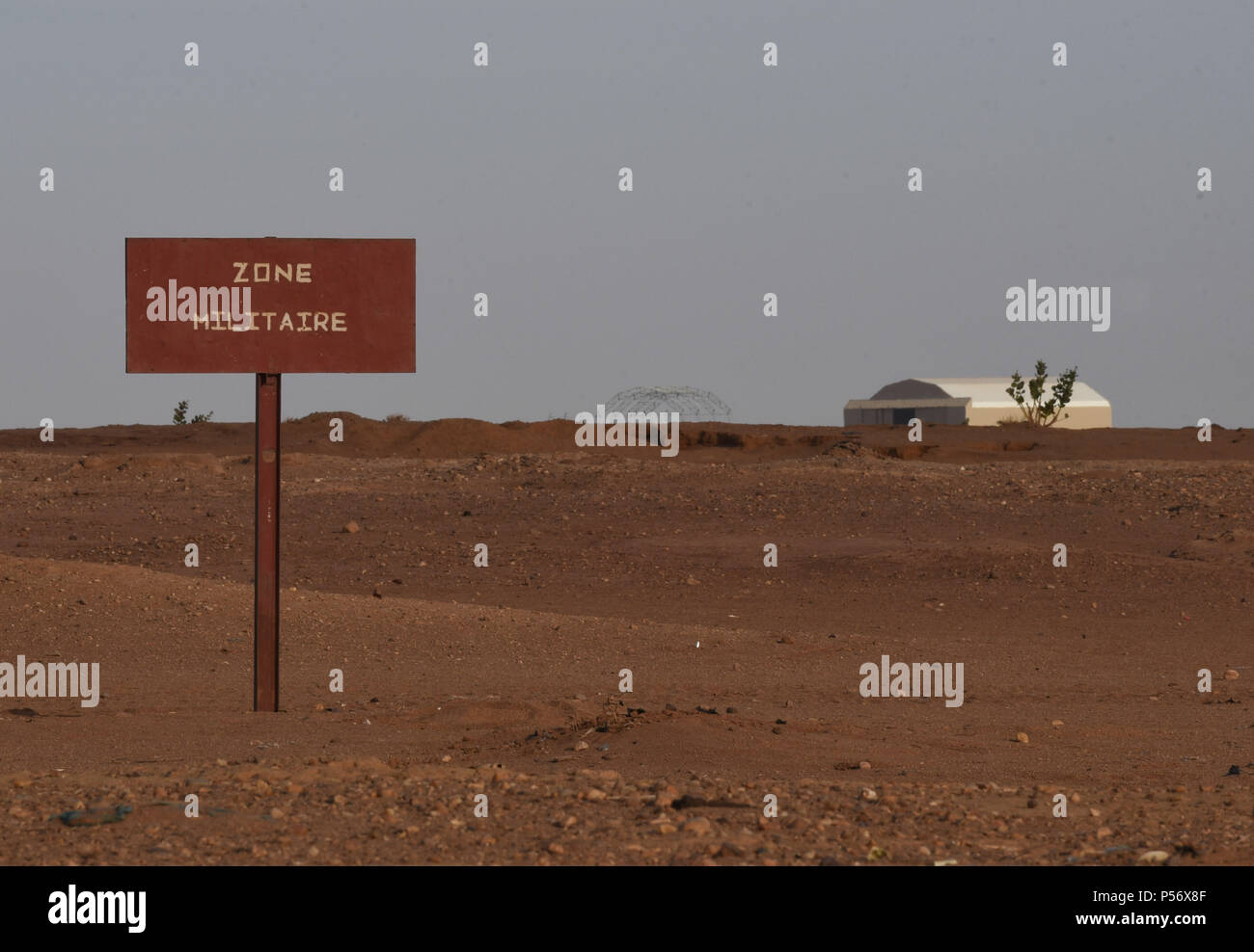Februar 6, 2018 - Agadez, Niger: ein Schild mit der Aufschrift 'Military Zone', mit der US-drohne Basis im Hintergrund sichtbar. Fotos pries de Loin montrant l'installation d'une nouvelle Base militaire de americaine Drohnen ein Proximite d'Agadez. *** Keine VERKÄUFE IN DEN FRANZÖSISCHEN MEDIEN *** Stockfoto