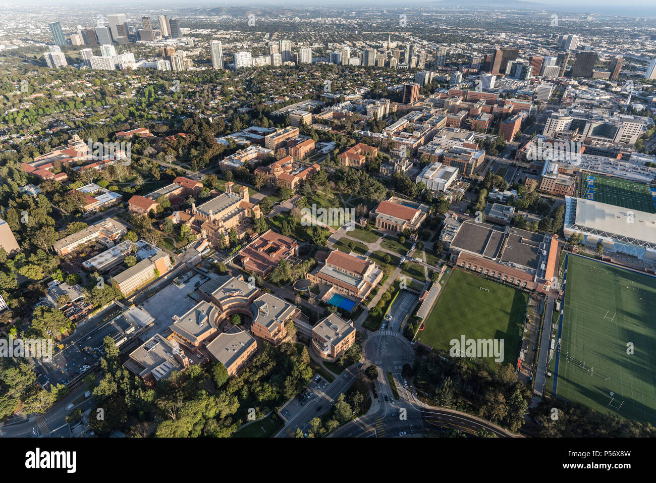 Los Angeles, Kalifornien, USA - 18. April 2018: Antenne Übersicht von UCLA Campus mit Century City und Westwood im Hintergrund. Stockfoto