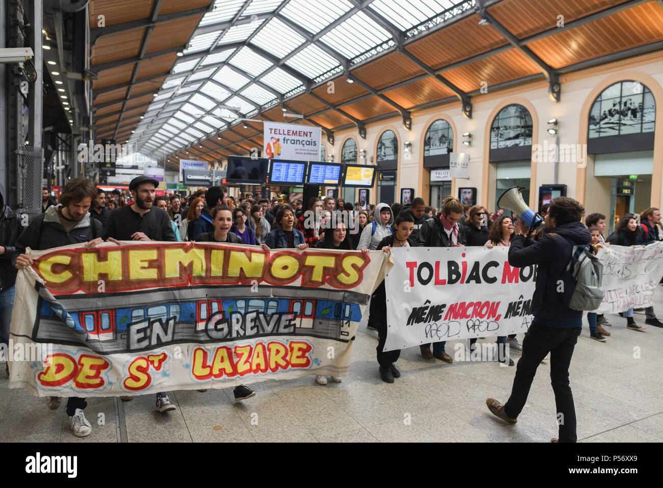 April 12, 2018 - Paris, Frankreich: Studenten und Cheminots (eisenbahner) in Gare Saint-Lazare in Unterstützung der Bahn Streik demonstrieren. Des etudiants manifestent de soutien du Mouvement de Greve des cheminots Gare Saint-Lazare. *** Keine VERKÄUFE IN DEN FRANZÖSISCHEN MEDIEN *** Stockfoto