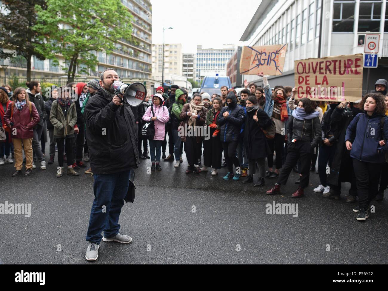 April 30, 2018 - Paris, Frankreich: Alexis blanchet, ein Lehrer an der Paris III Sorbonne Nouvelle, unterstützt Studierende außerhalb der Censier Campus am Tag nach der Polizei die Blockade aufgehoben protestieren. Alexis blanchet, un Professeur ein Paris III Sorbonne Nouvelle, affirme Son soutien aux etudiants qui protestent Contre la loi Vidal-Erz au lendemain de l'Evakuierung du site Censier. Il s'affirme Tre mis en Greve illimitee. *** Keine VERKÄUFE IN DEN FRANZÖSISCHEN MEDIEN *** Stockfoto