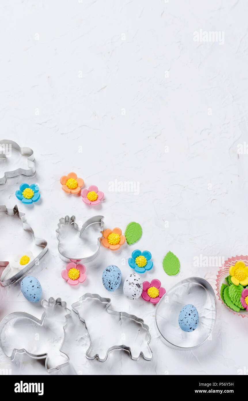 Ausstecher In Form Von Symbol Fur Ostern Hase Ei Huhn Bunte Eier Und Zucker Streusel Fur Platzchen Und Kuchen Ansicht Von Oben Kopieren Raum Cookin Stockfotografie Alamy