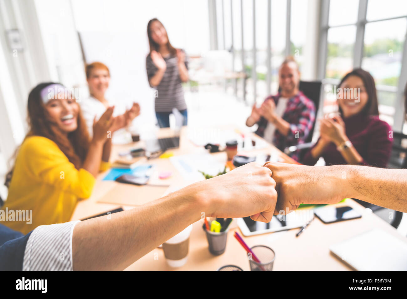 Geschäftspartner oder Männer Mitarbeiter Faust Stoß in Teammeetings, multiethnischen vielfältige Gruppe von glücklichen Kollegen Händeklatschen. Teamwork Konzept Stockfoto