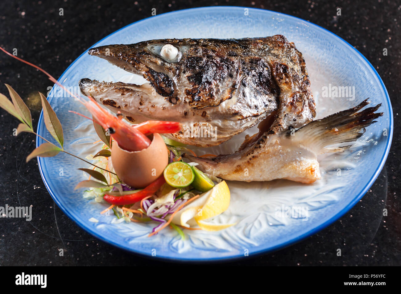 Japanische BBQ salmon Kopf, gegrillter Lachs mit Salz Stockfoto