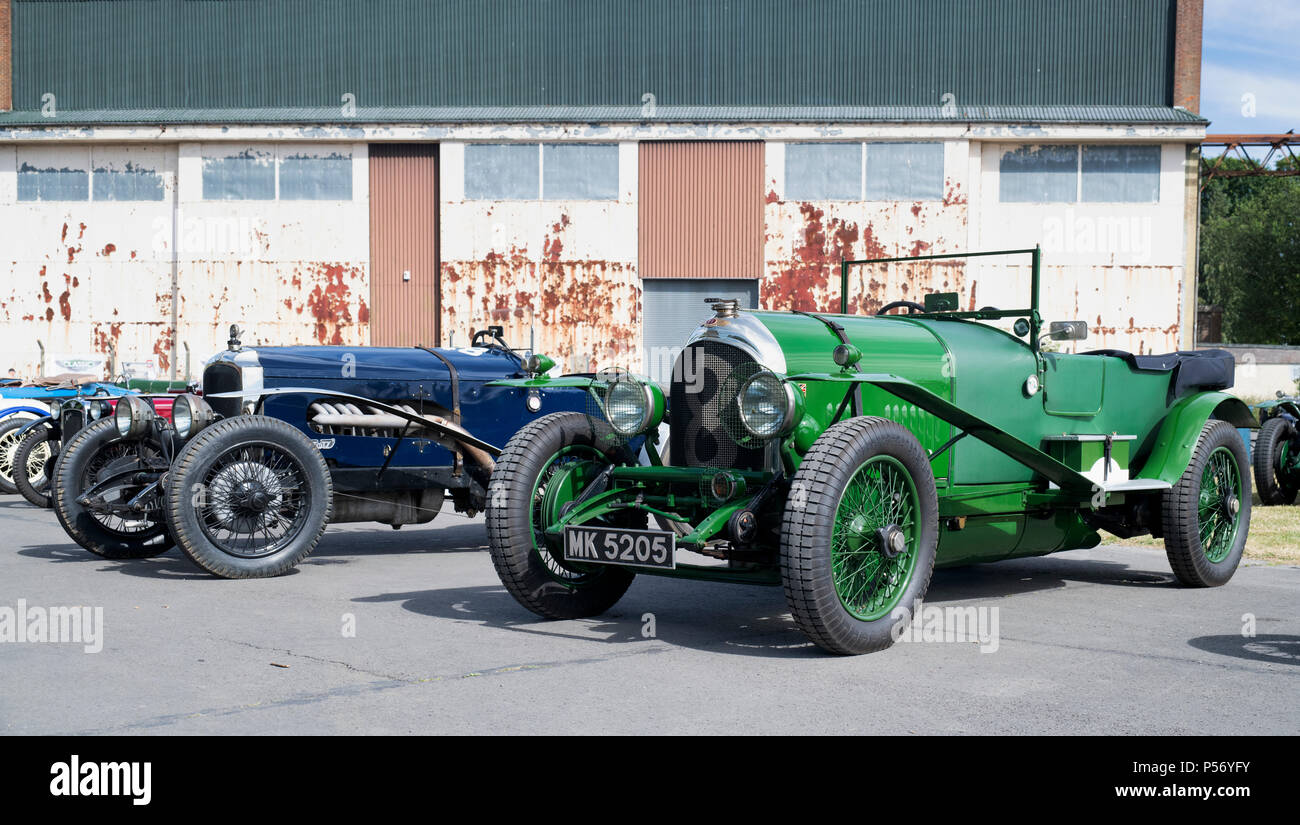 1926 Bentley mit anderen Oldtimern im Bicester Heritage Center. Oxfordshire, England. Panoramablick Stockfoto