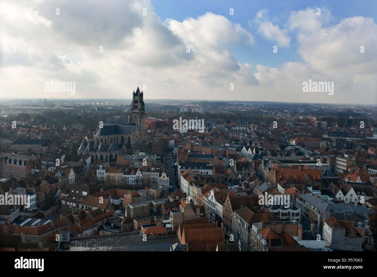 Blick über die Stadt vom Belfort, Brugge, Belgien: Zeigt die Sint-Salvatorskathedraal und das Concertgebouw Stockfoto