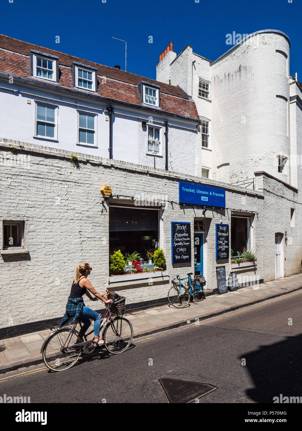 Trockel, Ulmann & Freunde Cafe in Cambridge - Radfahrer Fahrten hinter den Deutschen Stil Cafe auf Pembroke Street central Cambridge Stockfoto