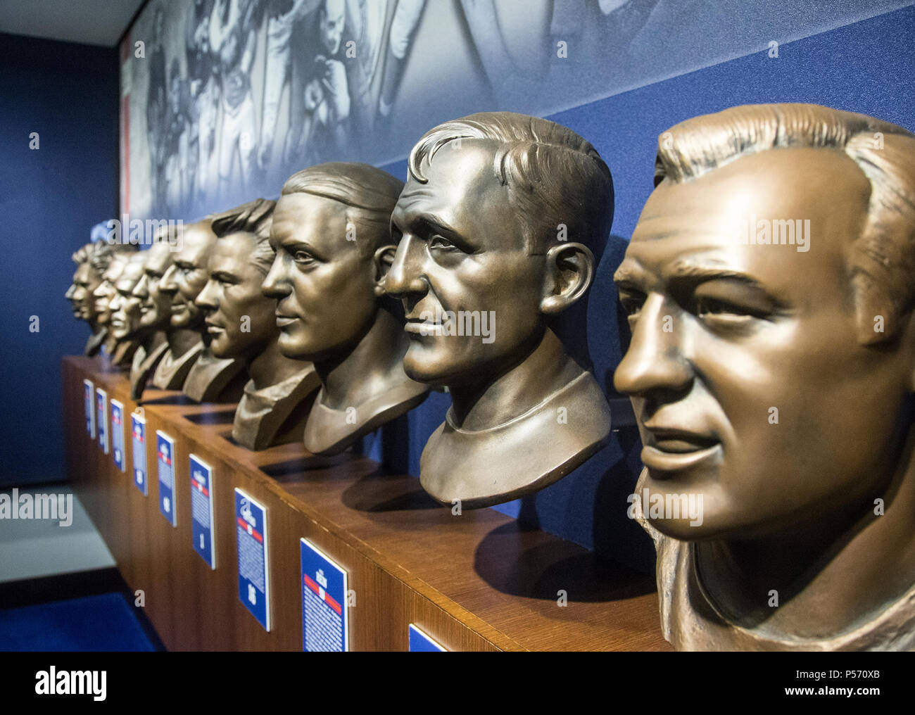 Büsten der berühmten NY Giants auf Anzeige in der Legacy Verein an MetLife Stadium Stockfoto