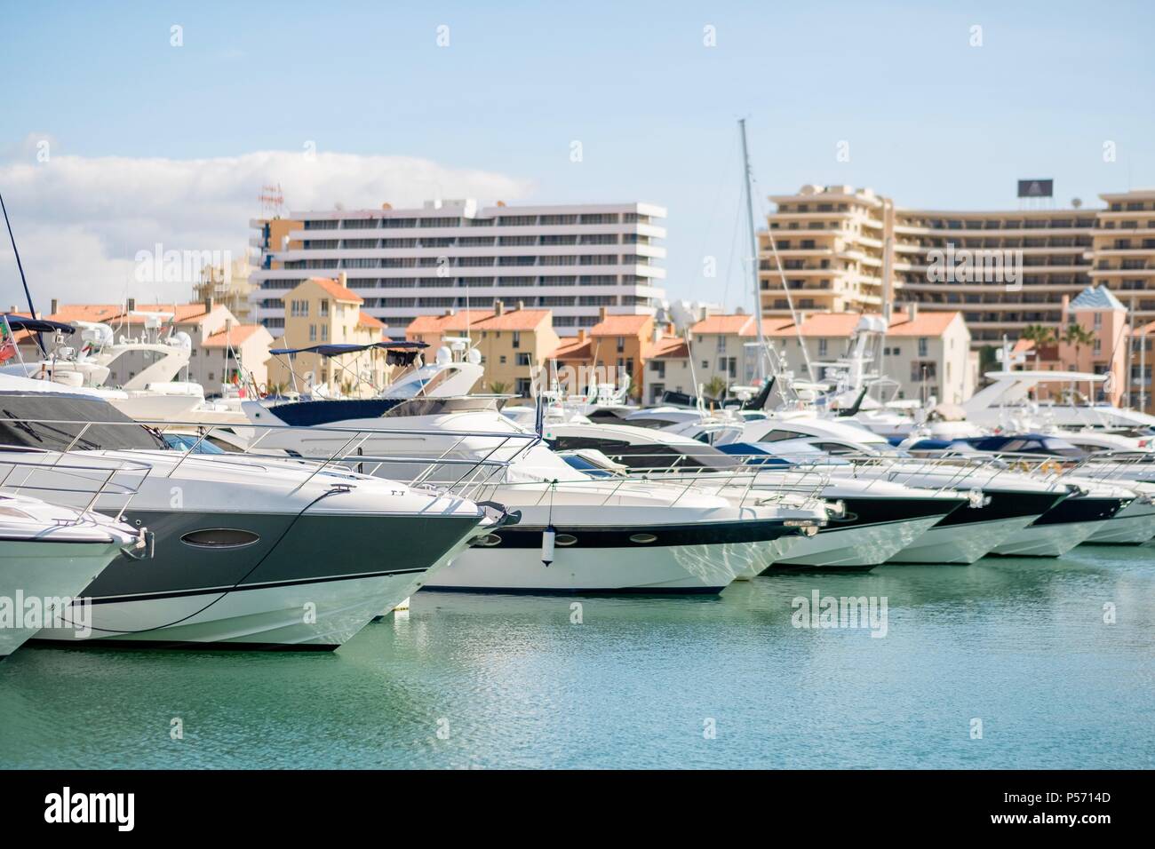 Marina mit luxuriösen Yachten und Segelboote in Vilamoura, Quarteira, Algarve, Portugal Stockfoto