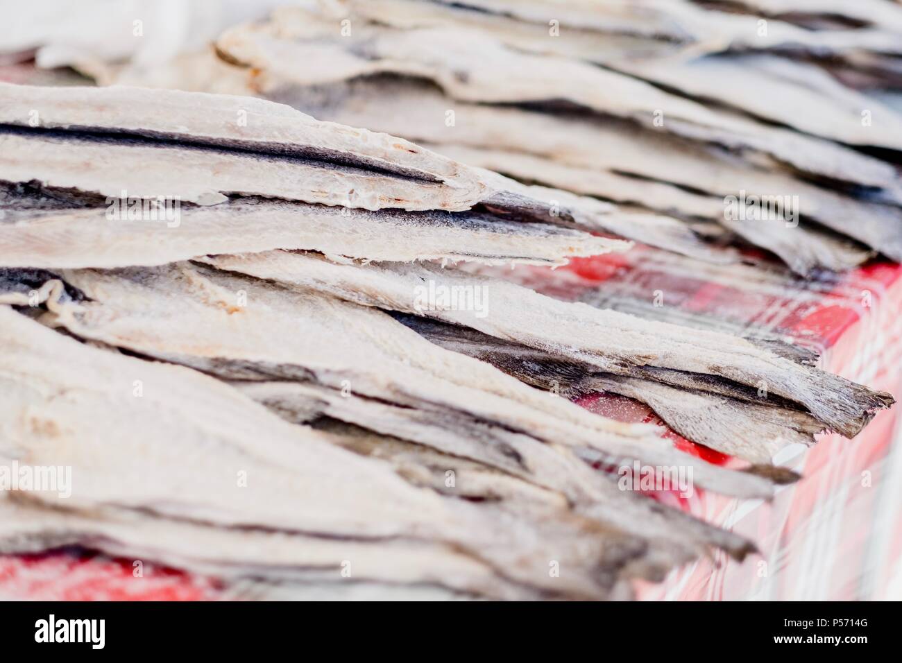 Getrocknet, gesalzen Kabeljau ist eine traditionelle portugiesische Fisch auf dem freien Markt veräußert werden. Stockfoto