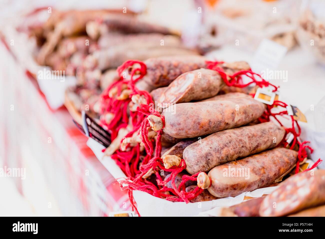 Vielen chorico Würstchen im Warenkorb auf Open-Air-Markt in Portugal Stockfoto