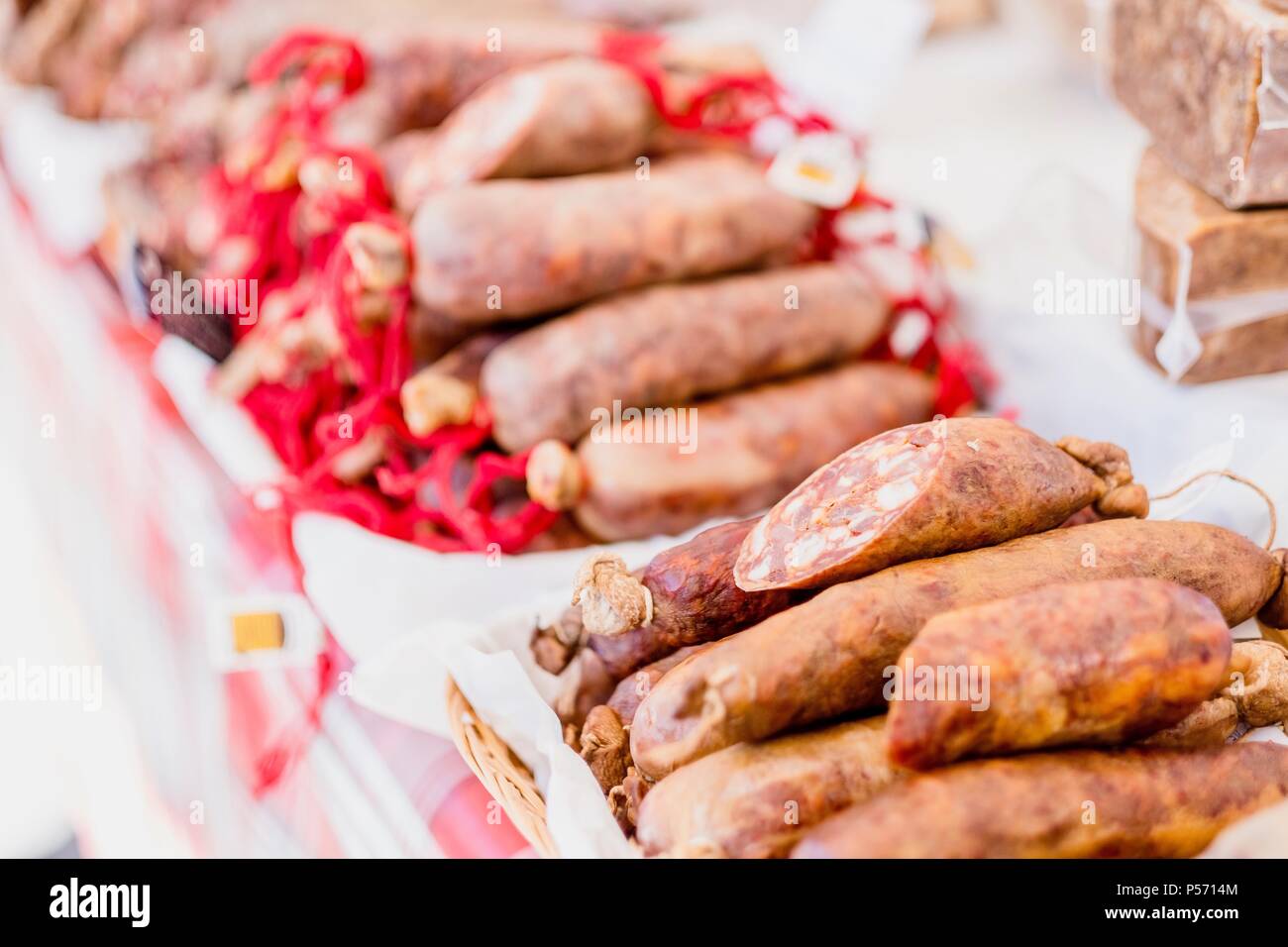 Vielen chorico Würstchen im Warenkorb auf Open-Air-Markt in Portugal Stockfoto