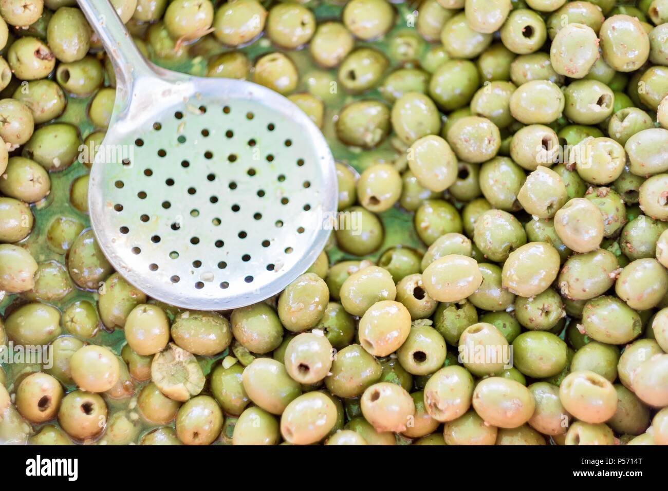Gewürzte grüne Oliven im freien Markt verkauft Stockfoto