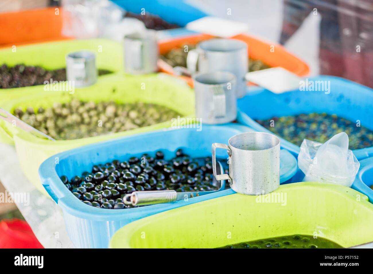 Vielzahl von Grün und Schwarz reife Oliven für Verkaufen bei Open-Air-Markt Stockfoto