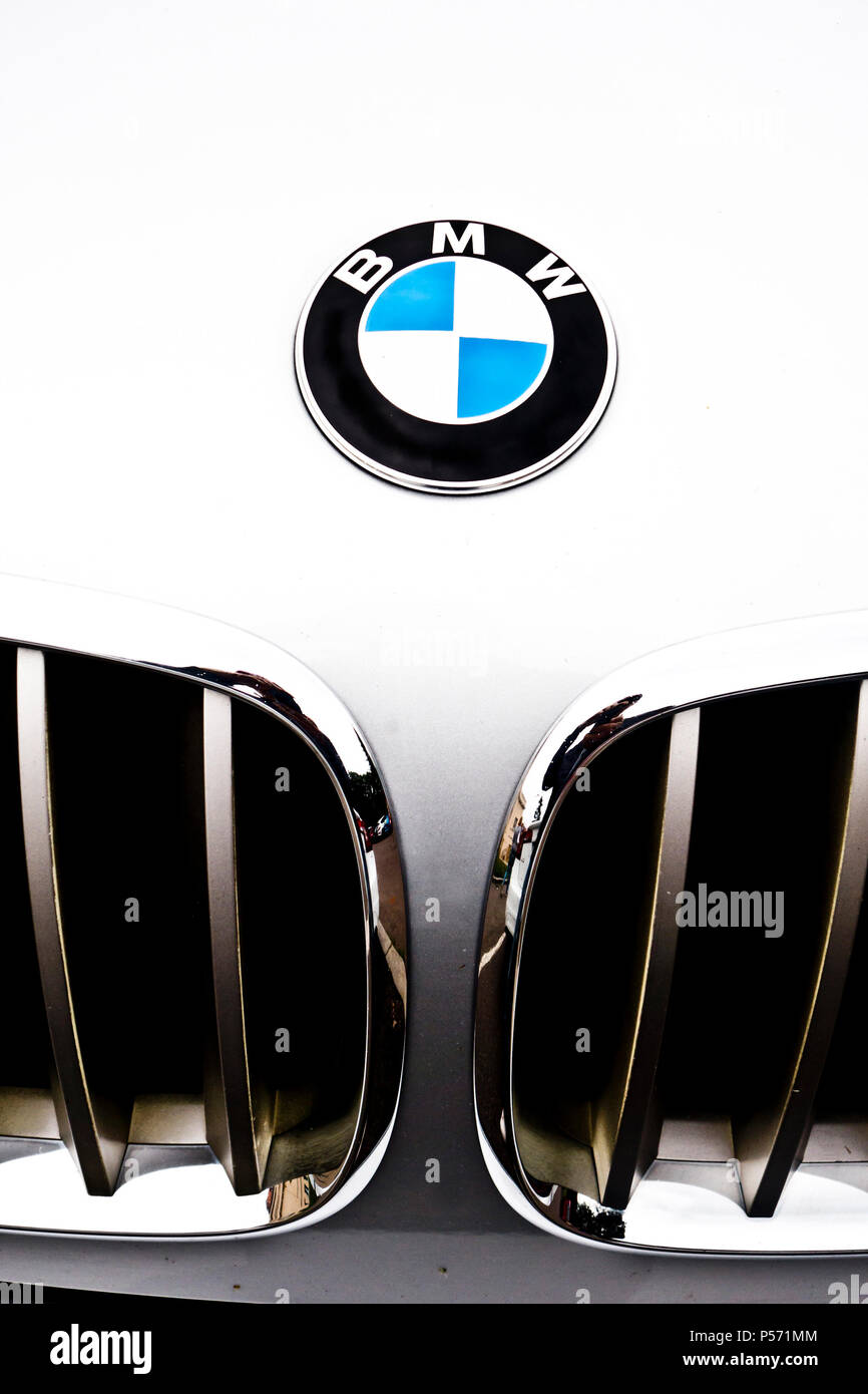Nahaufnahme Detail eines weißen BMW-Motorhaube und Kühlergrill mit