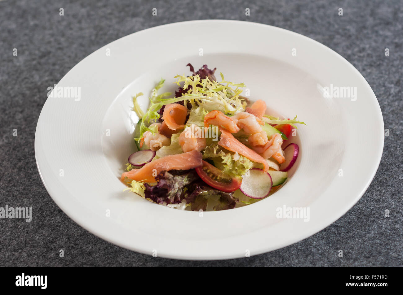 Lachs und Garnelen Salat Stockfoto