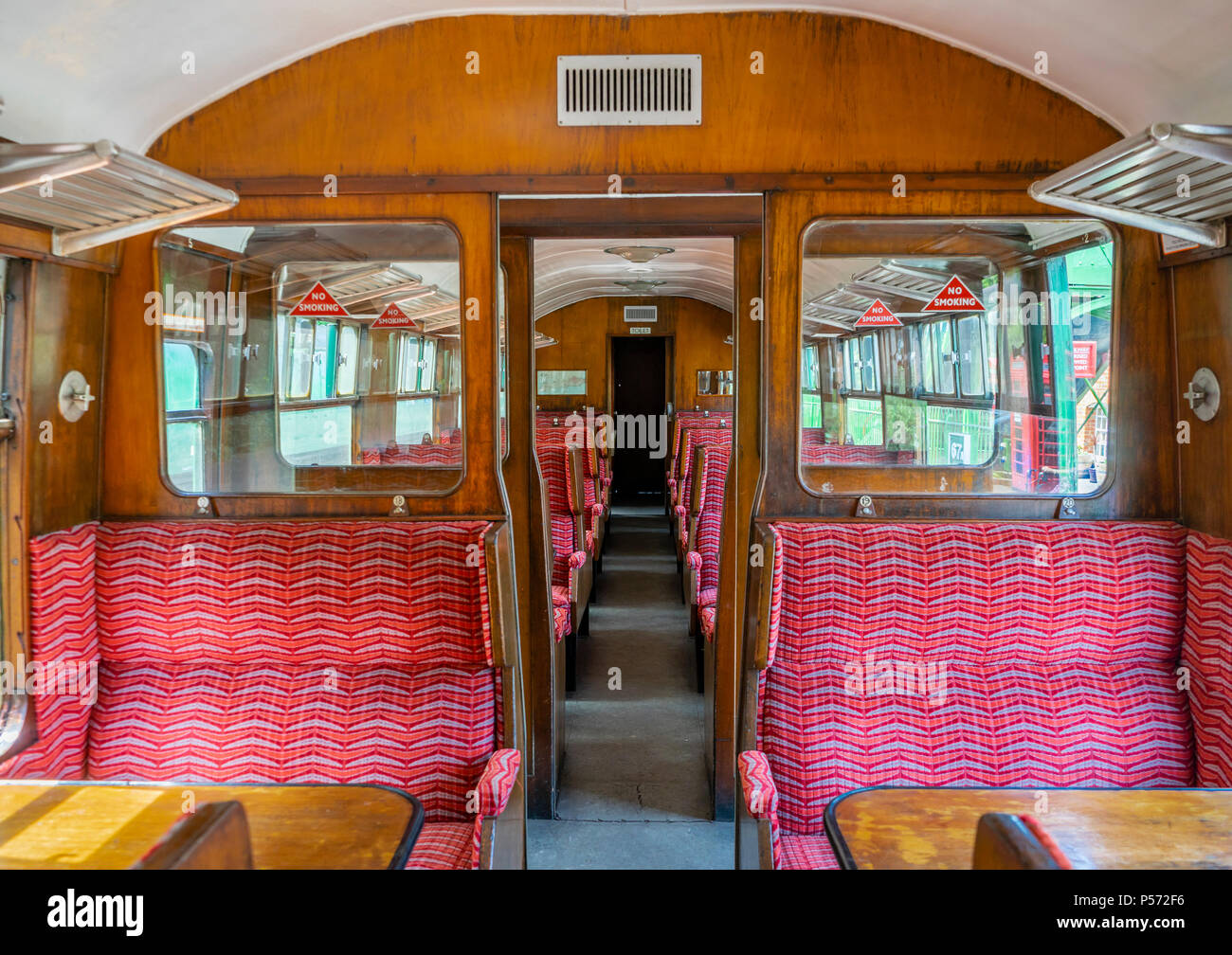 In einem Waggon des Brunnenkresse Linie - eine Museumsbahn bis Mitte Hants Railway in Hampshire, England, Großbritannien betrieben Stockfoto