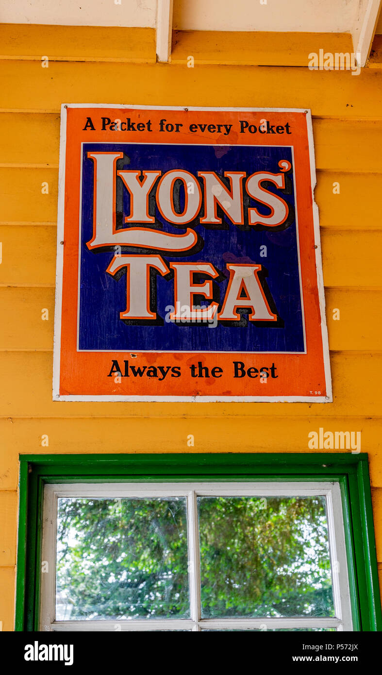 Eine orange und blau alt Registrieren Werbung der ehemaligen britischen Lyons' Kaffee Unternehmen Stockfoto