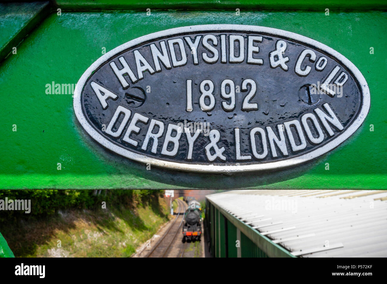 Ein Handyside & Co Ltd Metallplakette an einer Eisenbahnbrücke entlang der Brunnenkresse Linie in Hampshire, England, Großbritannien Stockfoto