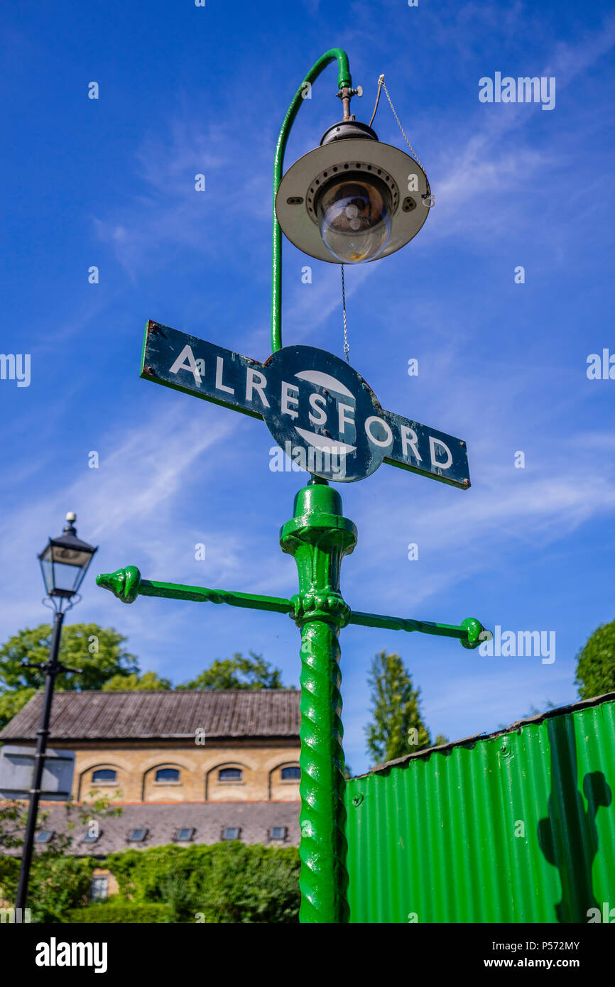 Blue vintage Schild am Bahnhof Alresfod Watercress Line Erbe Bahnstrecke im Alresford, Hampshire, England, Großbritannien Stockfoto
