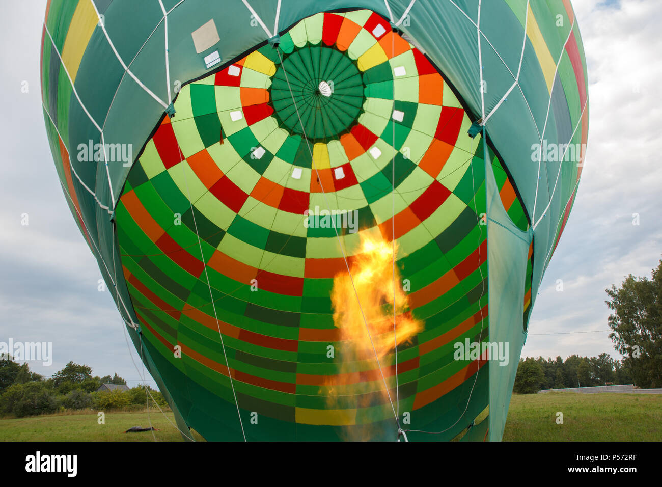 Hot Air Balloon Vorbereitung für Flug, Heizung Luft mit Feuer Stockfoto