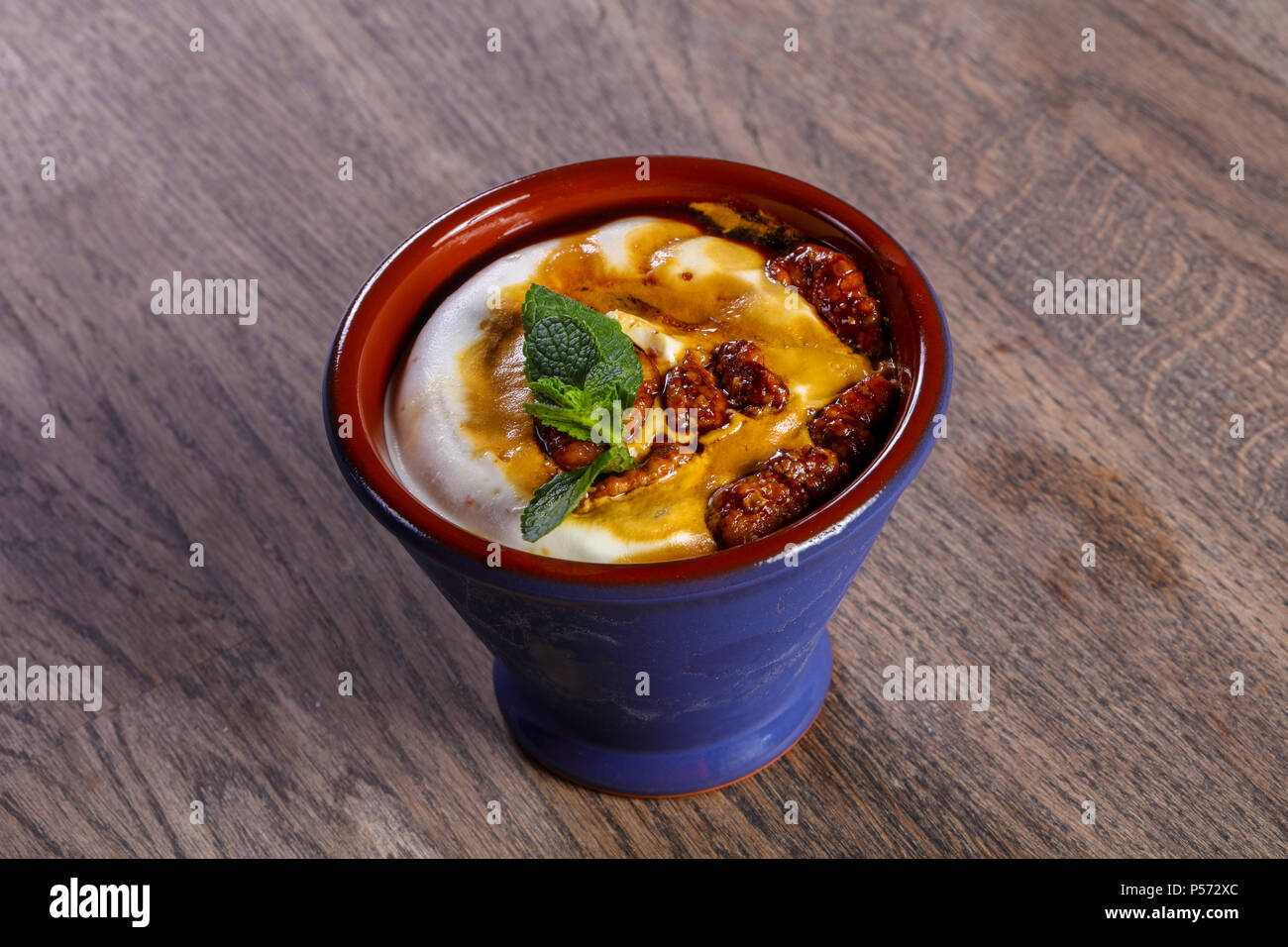 Eis mit Walnuss serviert mint Stockfoto