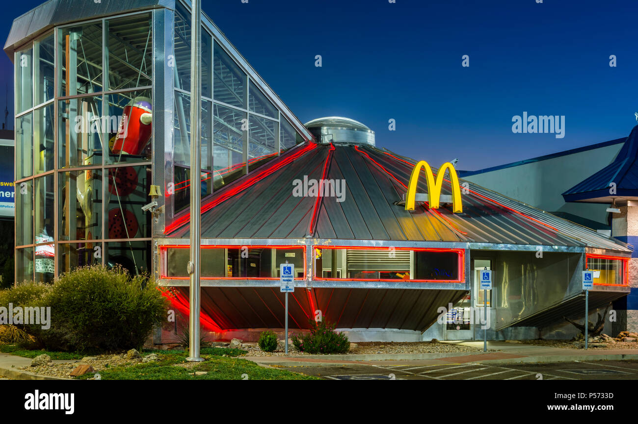 Roswell, New Mexico, USA, UFO McDonalds Fast Food Restaurant in der Nacht. Stockfoto