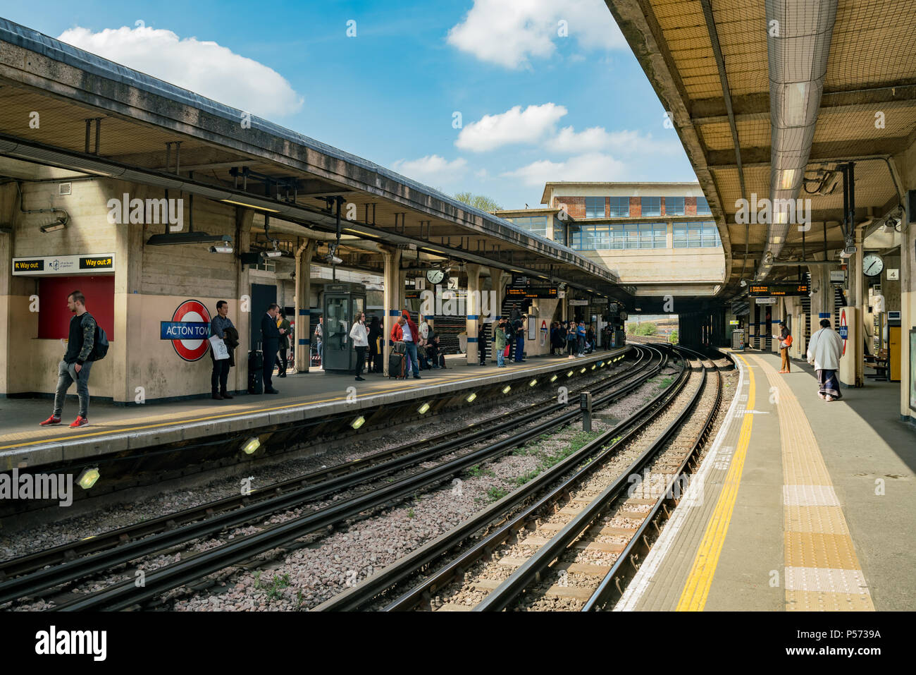 London, APR 14: Plattform der Acton Town am 14.April 2018 in London, Vereinigtes Königreich Stockfoto
