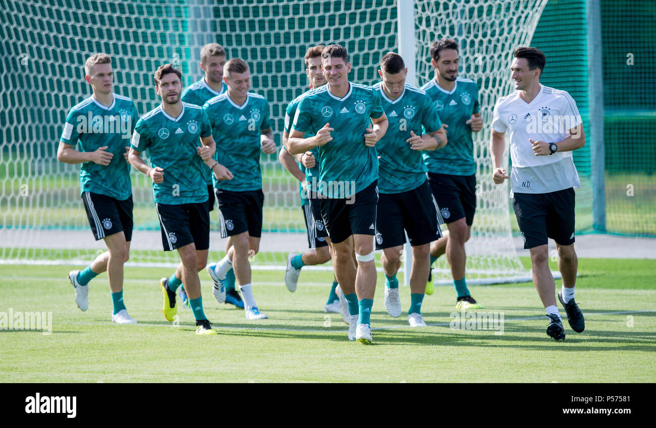 Vatutinki, Russland. 25. Juni 2018. Germanys Spieler warm-up während der Ausbildung GES/fussball/WM Russland 2018: DFB-Praxis Moskau/Vatutinki, 25.06.2018 GES/fussball/fussball/WM 2018 Russland: DFB-Praxis, Moskau/Watutinki, Juni 25, 2018 | Verwendung der weltweiten Kredit: dpa/Alamy leben Nachrichten Stockfoto