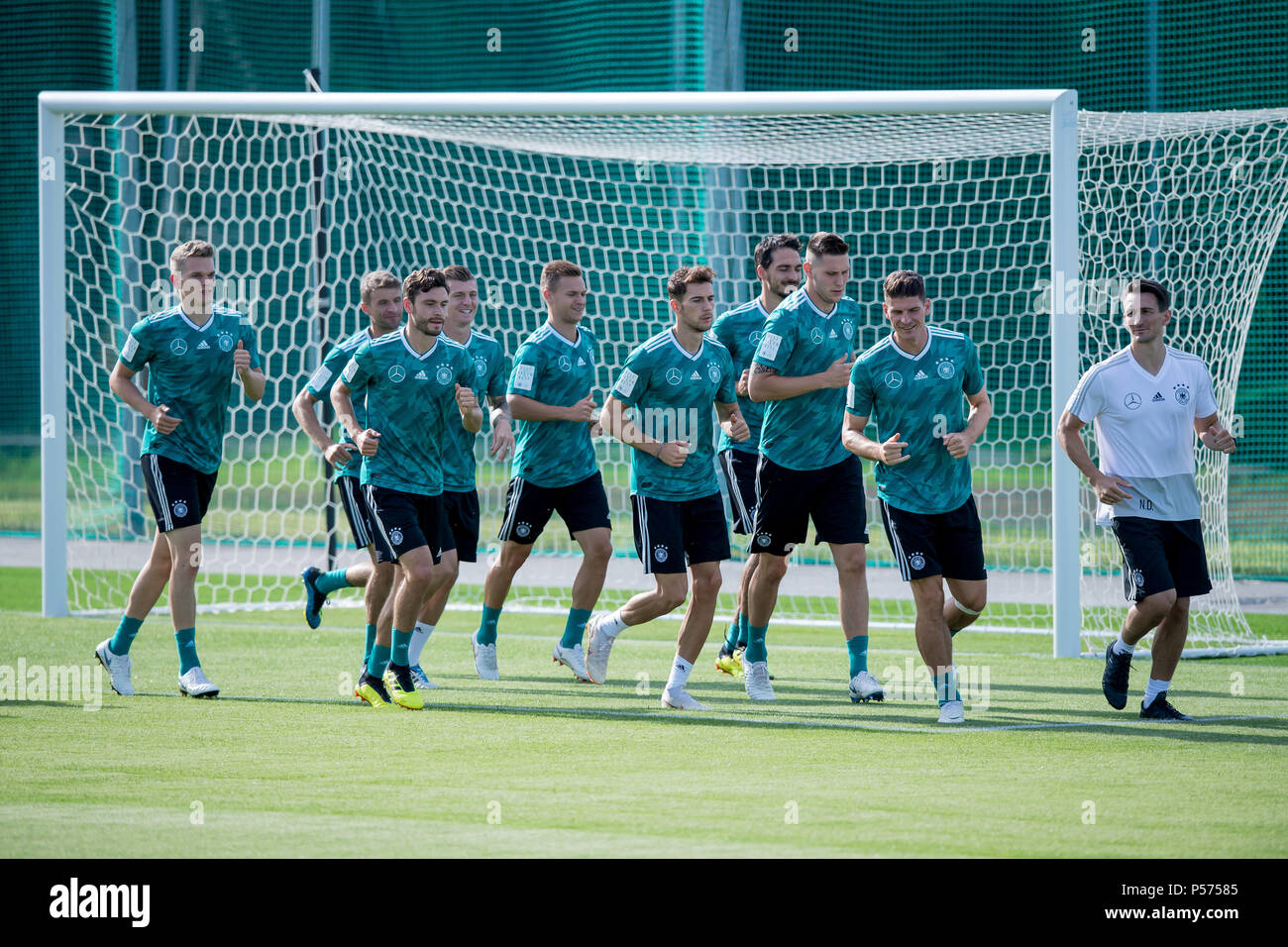 Vatutinki, Russland. 25. Juni 2018. Germanys Spieler warm-up während der Ausbildung GES/fussball/WM Russland 2018: DFB-Praxis Moskau/Vatutinki, 25.06.2018 GES/fussball/fussball/WM 2018 Russland: DFB-Praxis, Moskau/Watutinki, Juni 25, 2018 | Verwendung der weltweiten Kredit: dpa/Alamy leben Nachrichten Stockfoto