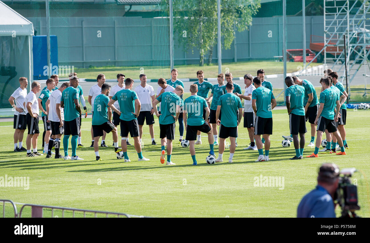 Vatutinki, Russland. 25. Juni 2018. Germanys Spieler diskutieren mit Trainer/Coach Joachim (Jogi) Löw GES/Fußball/Weltmeister 2018 Russland: DFB Training Moskau/Vatutinki, 25.06.2018 GES/fussball/fussball/WM 2018 Russland: DFB-Praxis, Moskau/Watutinki, Juni 25, 2018 | Verwendung der weltweiten Kredit: dpa/Alamy leben Nachrichten Stockfoto