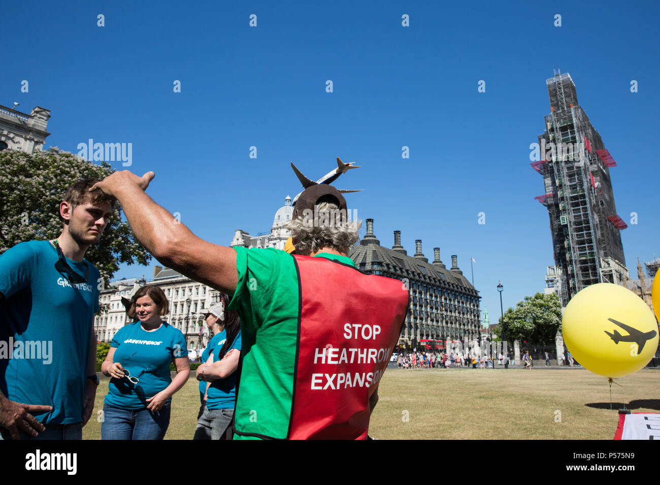 London, Großbritannien. 25. Juni 2018. Harmondsworth Bewohner und Prominente anti-Heathrow Mitkämpfer Neil Keveren spricht mit Greenpeace Freiwilliger auf den Parliament Square am Tag der Abstimmung im Unterhaus, ob zum Flughafen Heathrow Ausbau genehmigen. Greenpeace ist auf die Pläne der Flughafen Heathrow zu erweitern. Credit: Mark Kerrison/Alamy leben Nachrichten Stockfoto