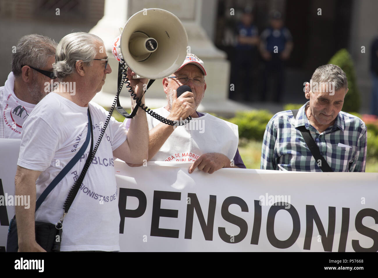 Madrid, Spanien. 25. Juni 2018. Die demonstranten gesehen Parolen mit einem Lautsprecher. Madrid Rentner die Straße in einem Protest die staatliche Rente erhöht werden, um die Inflation zu halten. angemessenen Lebensstandard für die Rentner zu gewährleisten zu verlangen. Credit: Lito Lizana/SOPA Images/ZUMA Draht/Alamy leben Nachrichten Stockfoto