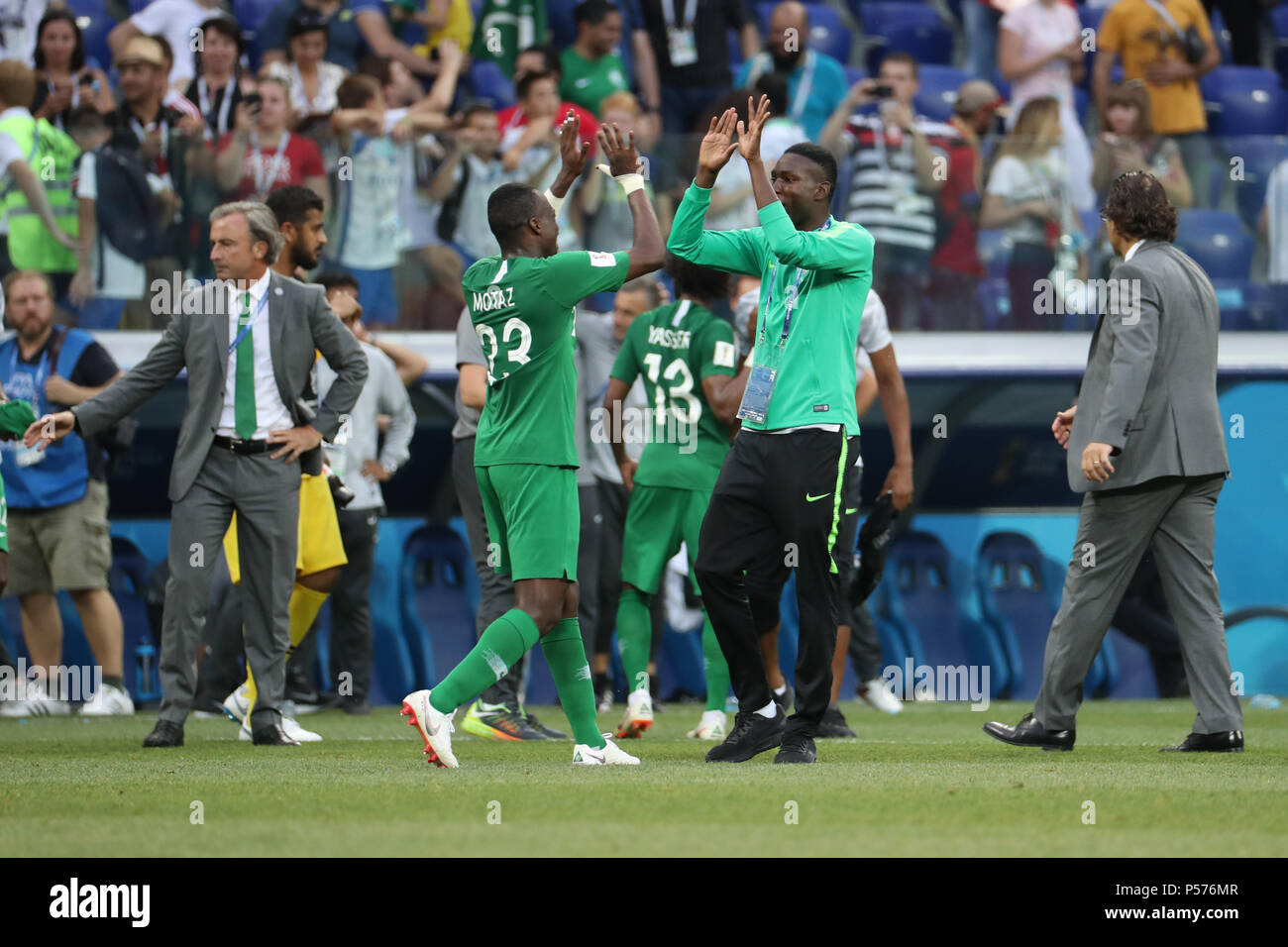 Wolgograd, Russland. 25. Juni 2018. Saudi-arabien Spieler feiern Sieg Nach dem Ende der FIFA WM 2018 Gruppe ein Fußballspiel zwischen Saudi-Arabien und Ägypten an der Arena in Wolgograd Wolgograd, Russland, 25. Juni 2018. Credit: Ahmed Ramadan/dpa/Alamy leben Nachrichten Stockfoto