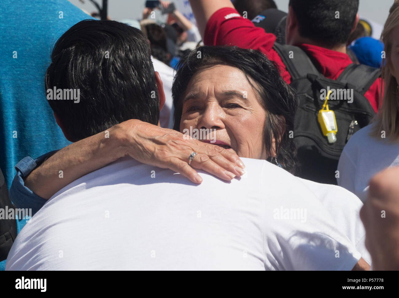 Tornillo, Texas, USA. 24. Juni, 2018. DOLORES HUERTA, ein Arbeits- und civil rights Leader, Umarmungen JULIAN CASTRO, ehemaliger Außenminister der Vereinigten Staaten Wohnungsbau und Stadtentwicklung nach sprach sie mit den Hunderten bei der Einreise an der Grenze USA/Mexiko in Tornillo, TX versammelt der Trumpf Verwaltungen null Toleranz Politik in Bezug auf die Einwanderung und die Trennung der Kinder von ihren Eltern zu protestieren, wenn sie angehalten werden, während die Einreise in die Vereinigten Staaten. Credit: Josh Bachman/ZUMA Draht/Alamy leben Nachrichten Stockfoto