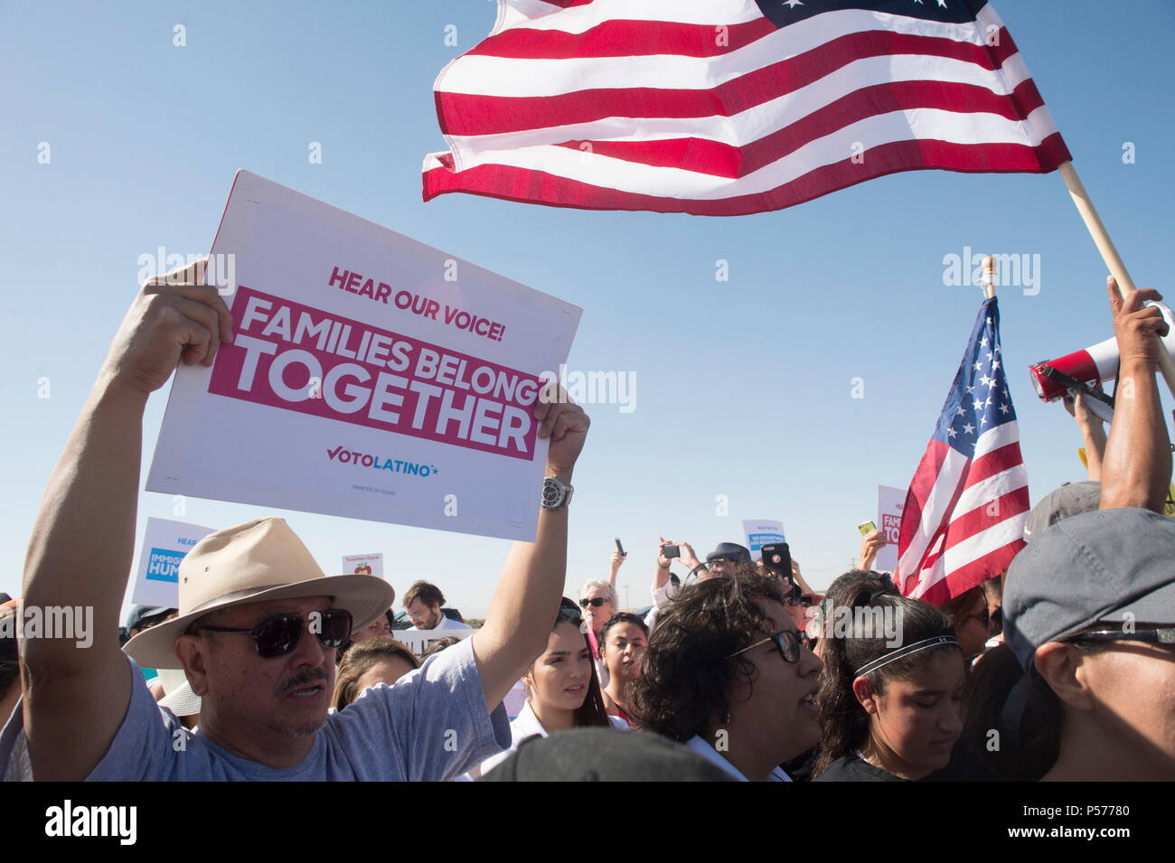 Tornillo, Texas, USA. 24. Juni, 2018. Hunderte von Menschen an der Tornillo, TX, Hafen von Eintrag versammelt der Trumpf Verwaltungen null Toleranz Politik in Bezug auf die Einwanderung und die Trennung der Kinder von ihren Eltern zu protestieren, wenn sie angehalten werden, während die Einreise in die Vereinigten Staaten. Credit: Josh Bachman/ZUMA Draht/Alamy leben Nachrichten Stockfoto