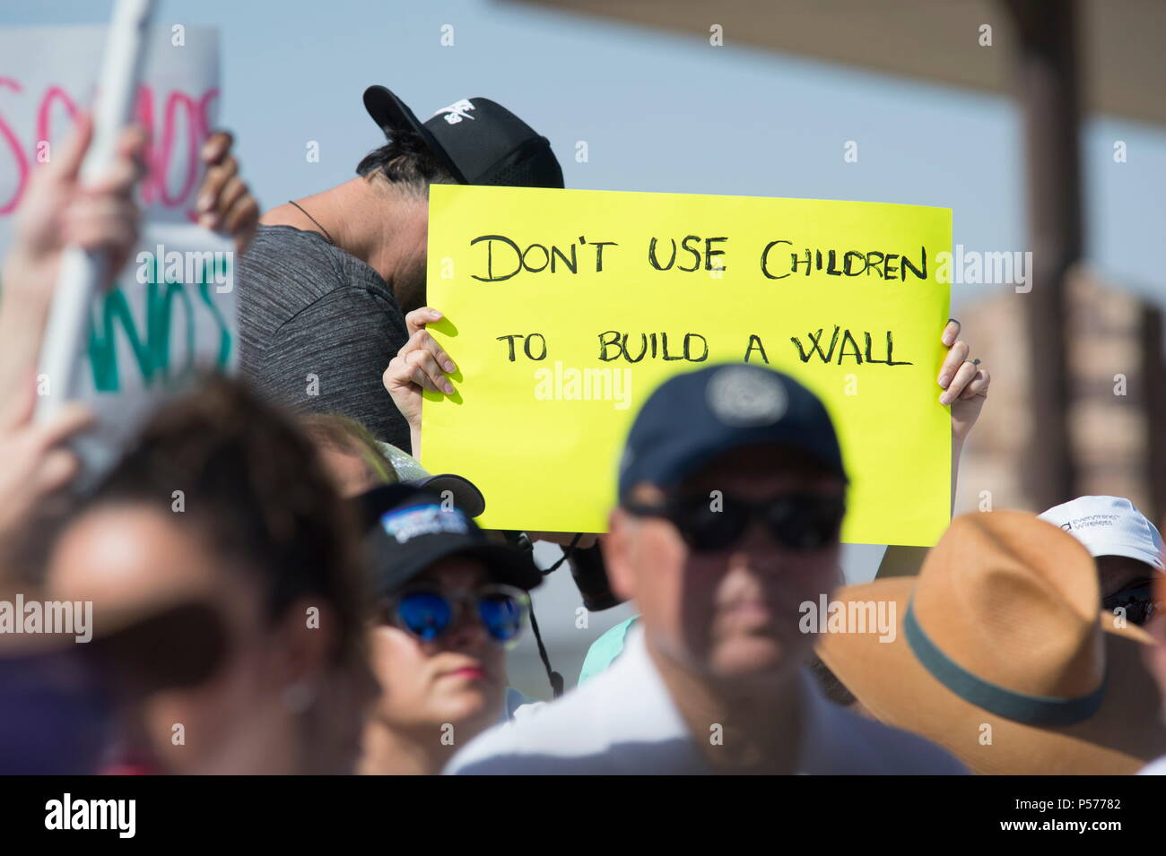 Tornillo, Texas, USA. 24. Juni, 2018. Hunderte von Menschen an der Tornillo, TX, Hafen von Eintrag versammelt der Trumpf Verwaltungen null Toleranz Politik in Bezug auf die Einwanderung und die Trennung der Kinder von ihren Eltern zu protestieren, wenn sie angehalten werden, während die Einreise in die Vereinigten Staaten. Credit: Josh Bachman/ZUMA Draht/Alamy leben Nachrichten Stockfoto
