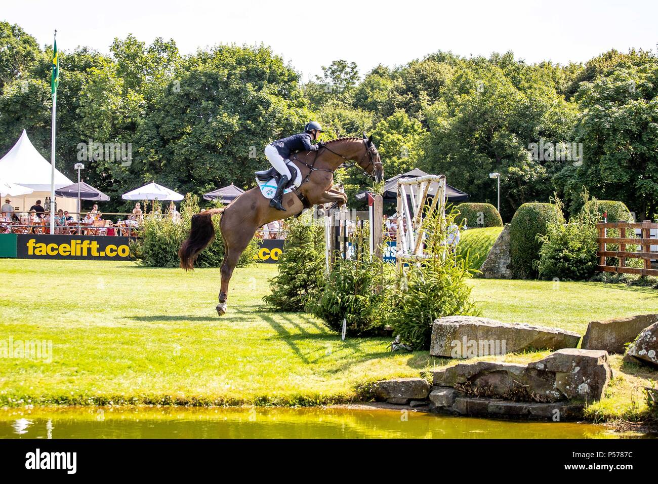 West Sussex, UK. 24 Jun, 2018. Harriet Nuttall, einem Hauch HERRISCH. GBR. Die Al Shira'aa Derby. Die Al Shira'aa Hickstead Derby treffen. Springen. Der All England Parcours. Hickstead. West Sussex. UK. Tag 5. 24.06.2018. Credit: Sport in Bildern/Alamy leben Nachrichten Stockfoto