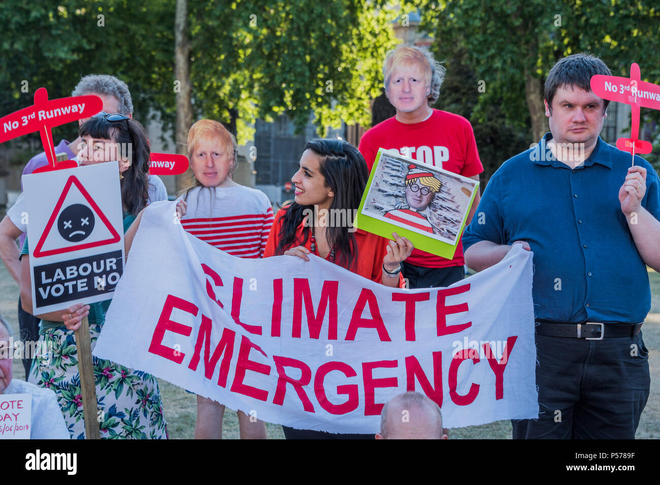 London, Großbritannien. 25 Jun, 2018. Als Parlament erörtert die dritte Start- und Landebahn am Flughafen Heathrow, Demonstranten Lobby innen und Protest außerhalb. Credit: Guy Bell/Alamy leben Nachrichten Stockfoto