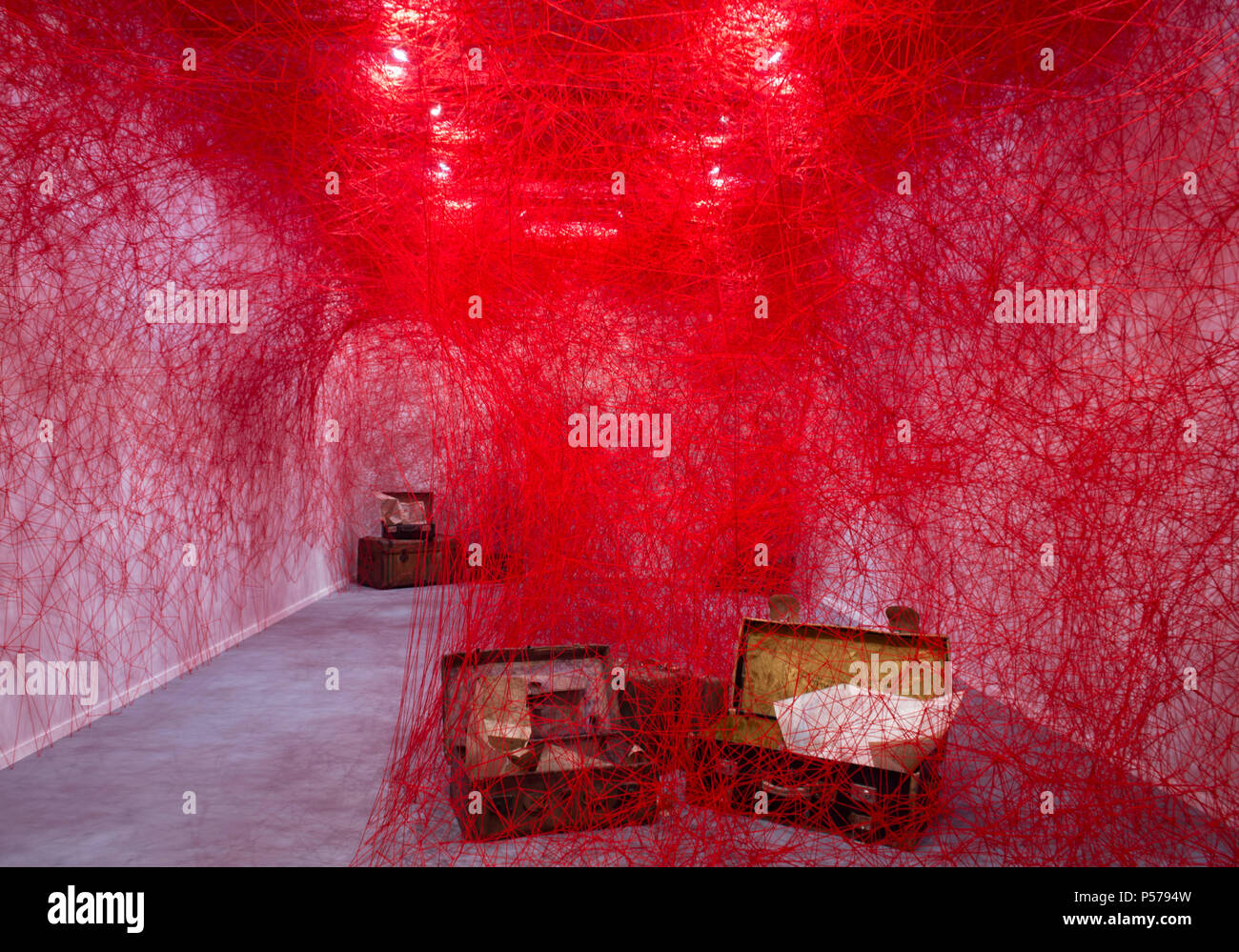 Meisterwerk Art Fair, Royal Hospital Chelsea, London, Großbritannien. 25 Juni, 2018. Die Arbeiten am Meisterwerk London 2018 vor die Presse Eröffnung am 27. Juni und öffentliche Veranstaltung 28. Juni - 4. Juli 2018. Highlights in diesem wichtigen Sommersaison Veranstaltung gehören Gladwell & Patterson, die eine herausragende Beispiel einer späten Seerosen Gemälde von Monet und Hammer Galerien mit einigen aussergewöhnlichen Werke von Monet, Renoir, Cassatt, Picasso, Chagall und Matisse. Foto: Groß angelegte Installation von Chiharu Shiota aufwändig mit roten Threads erstellt. Credit: Malcolm Park/Alamy Leben Nachrichten. Stockfoto