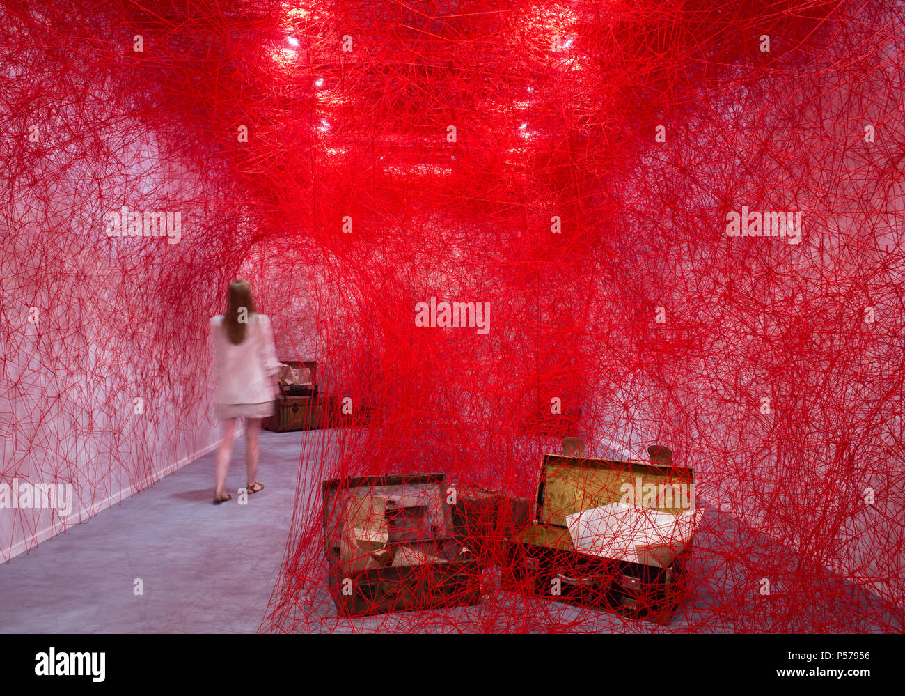 Meisterwerk Art Fair, Royal Hospital Chelsea, London, Großbritannien. 25 Juni, 2018. Die Arbeiten am Meisterwerk London 2018 vor die Presse Eröffnung am 27. Juni und öffentliche Veranstaltung 28. Juni - 4. Juli 2018. Highlights in diesem wichtigen Sommersaison Veranstaltung gehören Gladwell & Patterson, die eine herausragende Beispiel einer späten Seerosen Gemälde von Monet und Hammer Galerien mit einigen aussergewöhnlichen Werke von Monet, Renoir, Cassatt, Picasso, Chagall und Matisse. Foto: Groß angelegte Installation von Chiharu Shiota aufwändig mit roten Threads erstellt. Credit: Malcolm Park/Alamy Leben Nachrichten. Stockfoto